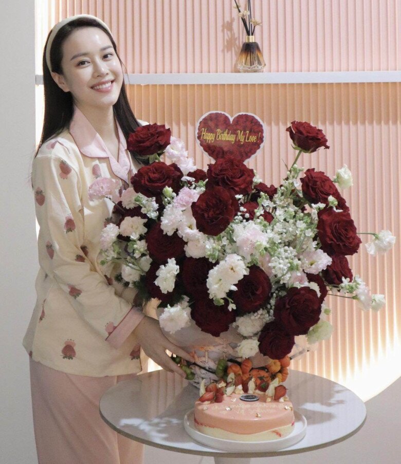 Mẹ bỉm 9X được chồng yêu tặng hoa, bánh mừng sinh nhật.