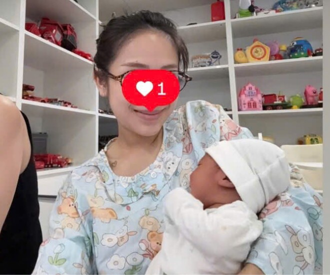 Khoảnh khắc Joyce Phạm giản dị chăm bé trong thời gian ở cữ, cô mặc quần áo dài tay để giữ ấm.