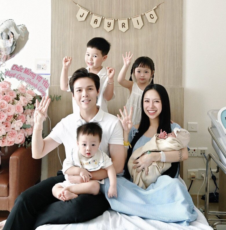 Vợ chồng Tâm Nguyễn - Joyce Phạm bên 4 nhóc tỳ đáng yêu.