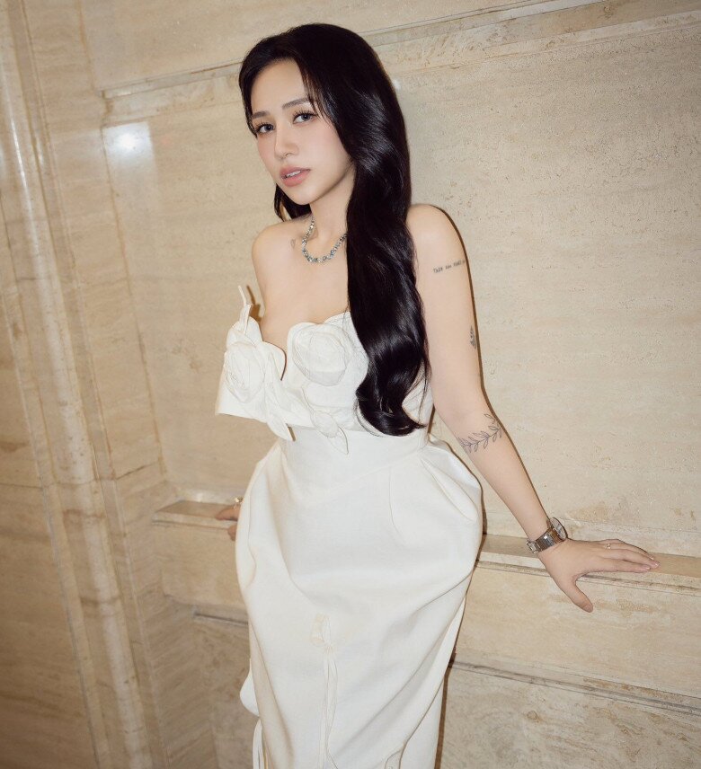 Joyce Phạm khoe dáng nuột sau 4 lần sinh nở.