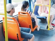 Bà bầu - Đi xe buýt bị mắng vì không nhường ghế, cô gái khiến người xung quanh đỏ mặt vì 1 món đồ vô tình rơi ra khỏi túi