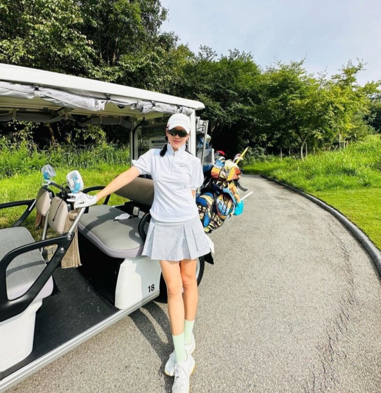 Ngoài gym, pilates, cô còn yêu thích bộ môn golf.