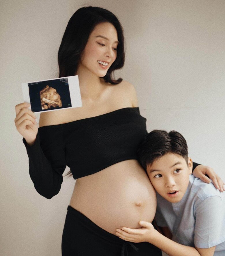 Nữ diễn viên khoe bụng tròn xinh bên con trai đầu lòng.