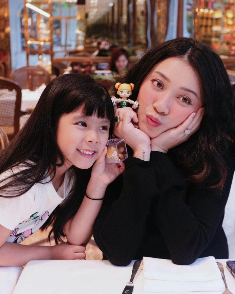 Chồng Việt kiều và con gái chăm sóc bà bầu chu đáo.