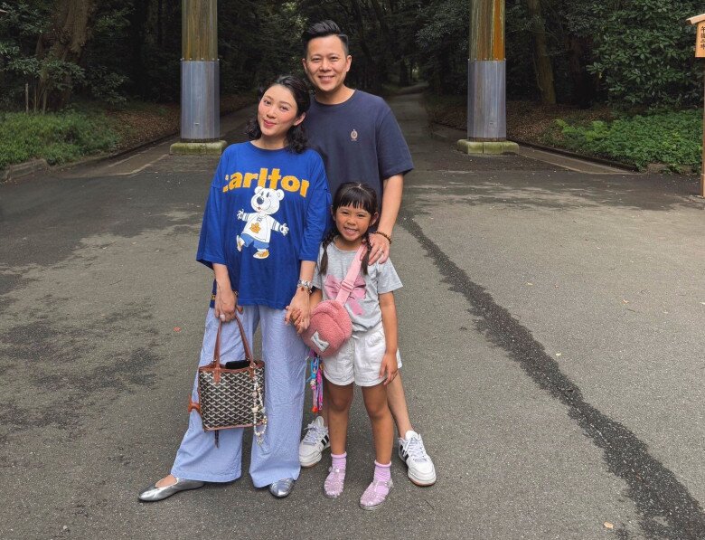 Gia đình nhỏ trong chuyến du lịch nước ngoài khi người đẹp bầu những tháng cuối.