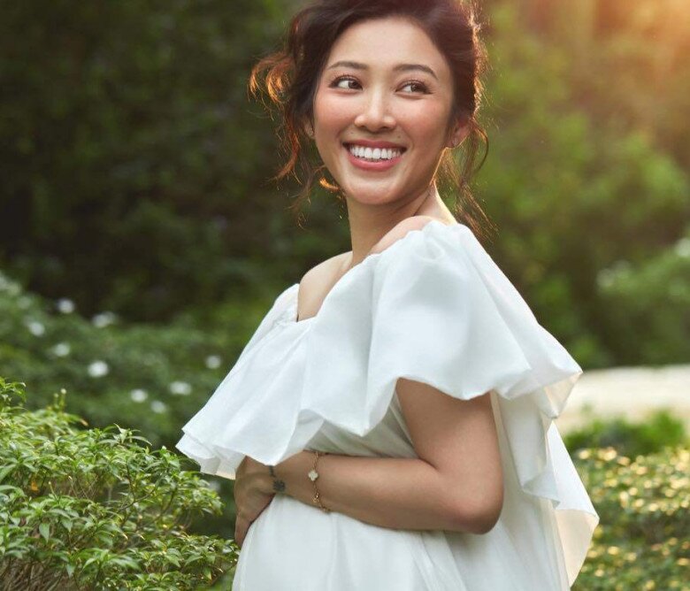 Người đẹp rạng rỡ khoe bụng bầu lần 2.