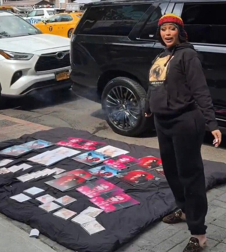 9X bế bụng ra vỉa hè bán hàng khiến dân tình thích thú.