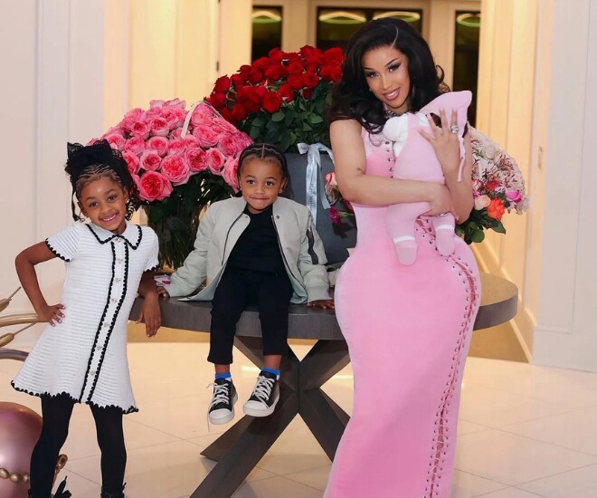 Rapper - ca sĩ Cardi B bên 3 bé con của mình, cô đang mang bầu lần 4.