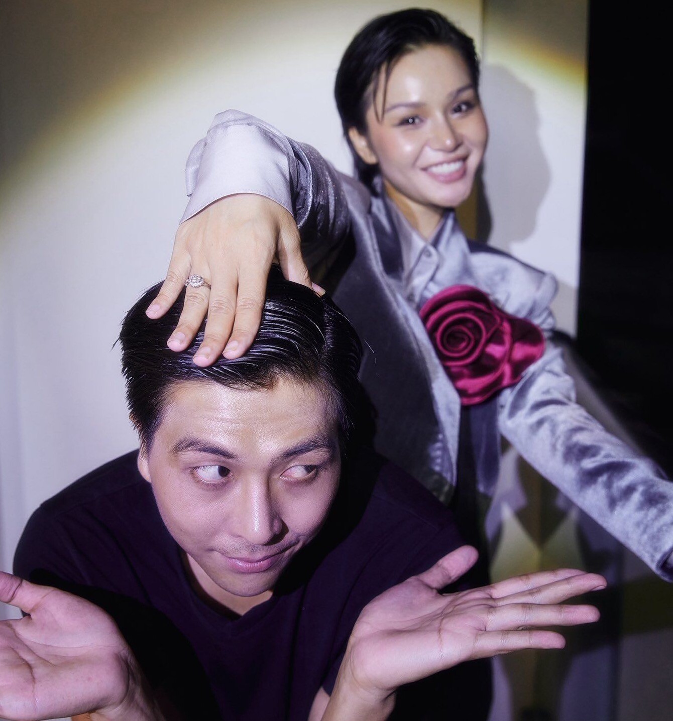 Quán quân The New Mentor khoe nhẫn cầu hôn.