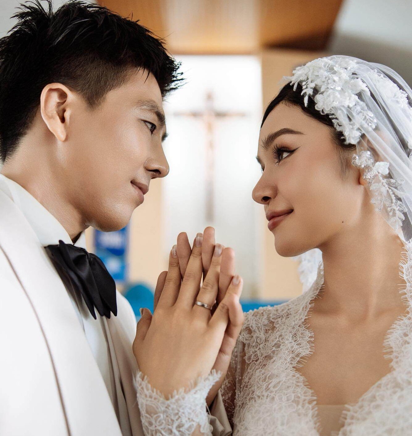 Cặp đôi tổ chức lễ hôn phối ở nhà thờ vào đầu tháng 8.