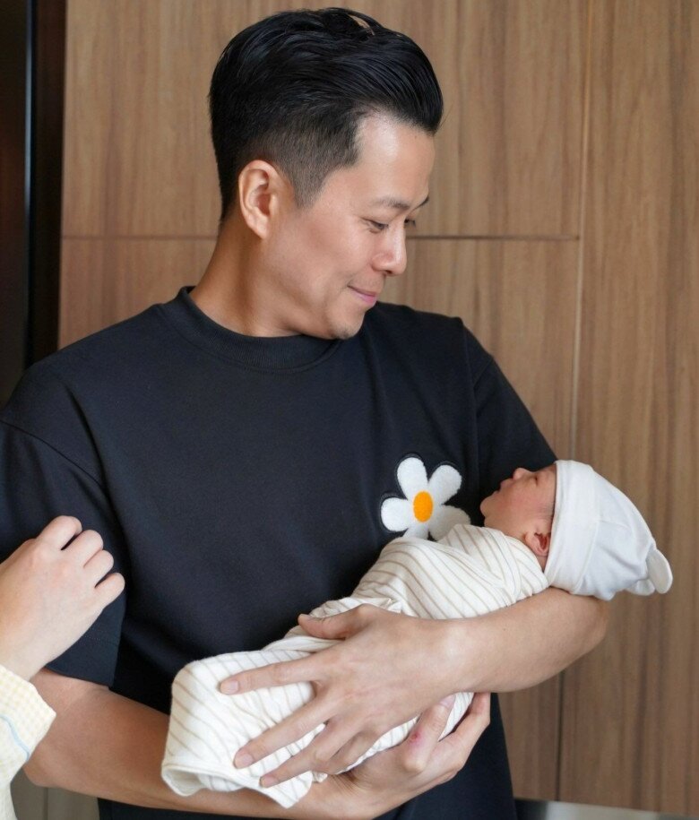 Chồng Việt kiều rạng rỡ phụ vợ chăm bé.