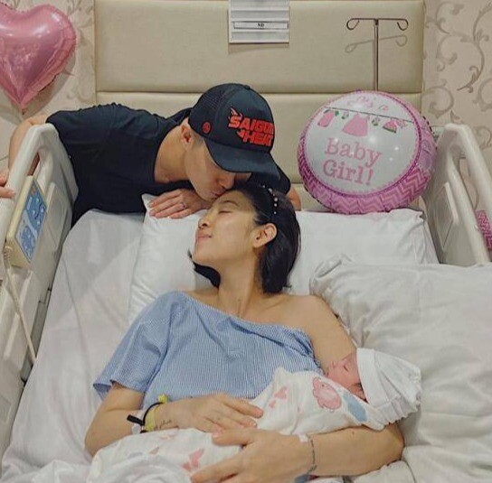 Nữ MC nổi tiếng sinh xong vòng một “cứng như hai cục đá” phải cầu cứu chuyên gia, chồng Việt kiều túc trực phụ bế ái nữ - 7