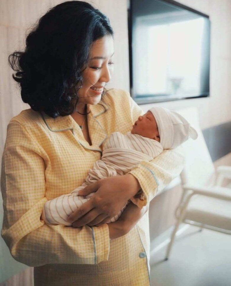 Nữ MC nổi tiếng sinh xong vòng một “cứng như hai cục đá” phải cầu cứu chuyên gia, chồng Việt kiều túc trực phụ bế ái nữ - 3