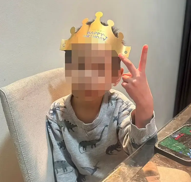 Những đứa trẻ được ông bà hai bên thương yêu hết mực.