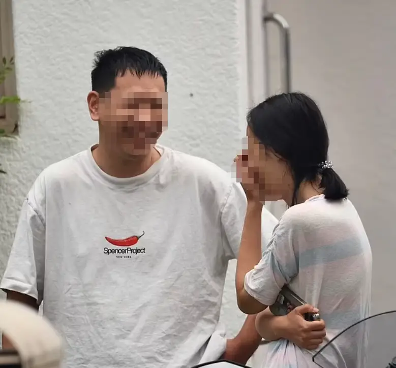 Người cha đi làm bốc vác, tranh thủ thời gian rảnh về nhà chăm con phụ vợ.