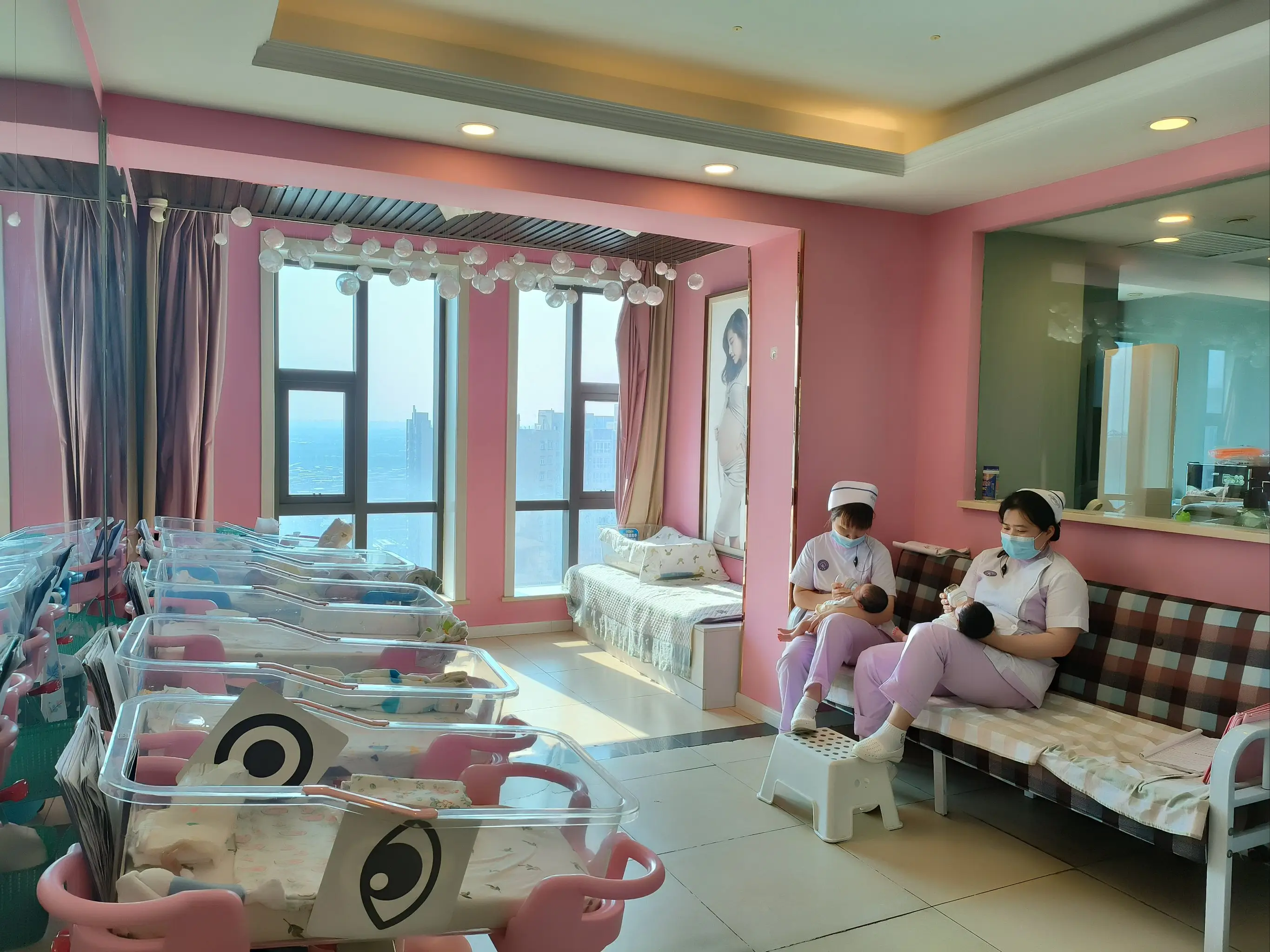 Mẹ bỉm chọn đến trung tâm ở cữ cho lần sinh thứ 2, mẹ chồng vẫn vui vẻ mang thức ăn ở quê lên bồi bổ cho con dâu.