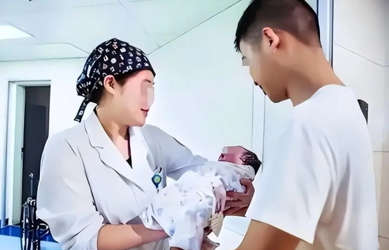 Bé trai chào đời thuận lợi khiến gia đình nhỏ thêm đầm ấm, tràn ngập tiếng cười (Ảnh minh hoạ).