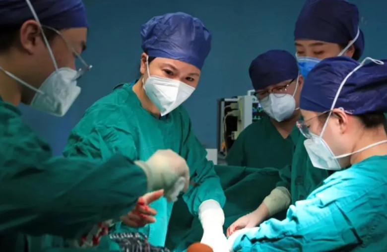 Sản phụ được chỉ định mổ lấy thai để cứu mẹ và bé.