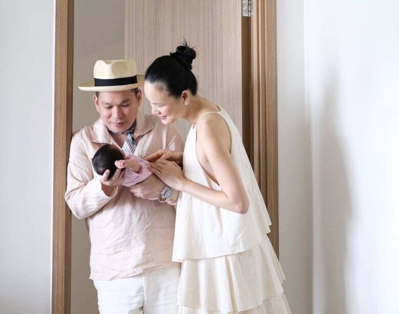 Người đẹp khoe dáng xinh trong bộ ảnh đón Lễ 2/9, sau 10 ngày sinh con.