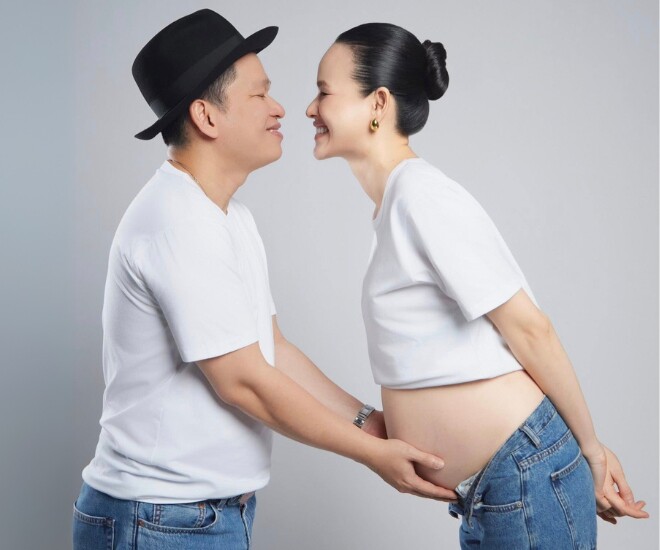 Tuyết Lan khoe bụng bầu 8 tháng bên chồng.