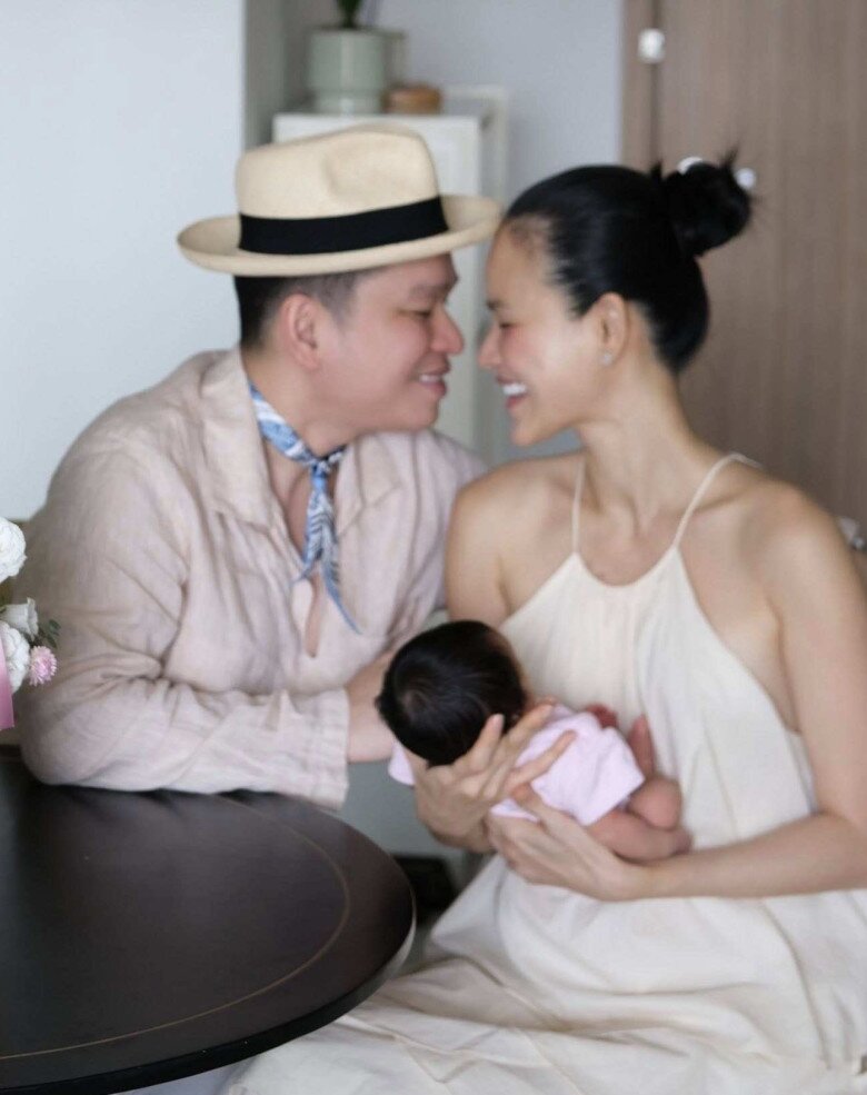 Khoảnh khắc ngọt ngào của hai vợ chồng bên công chúa nhỏ.