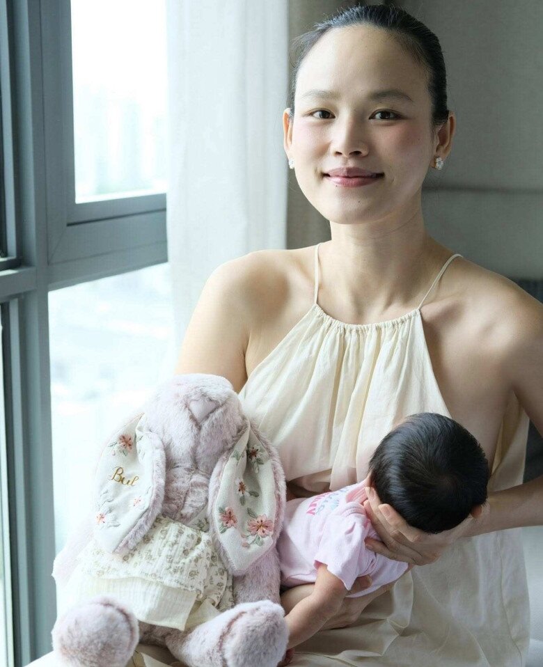 Siêu mẫu Việt khoe nhan sắc rạng ngời sau 10 ngày sinh con, cùng chồng Tiến sĩ và công chúa nhỏ chụp ảnh mừng 2/9 - 2