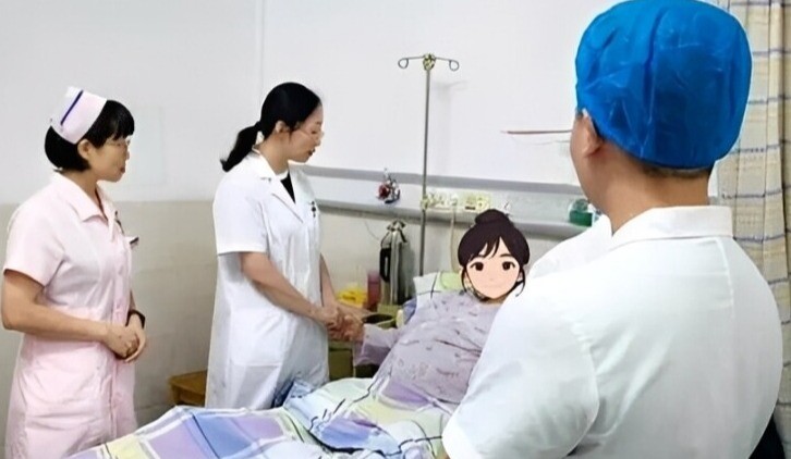 Đội ngũ y tế thở phào sau ca mổ, xúc động đến thăm sản phụ.