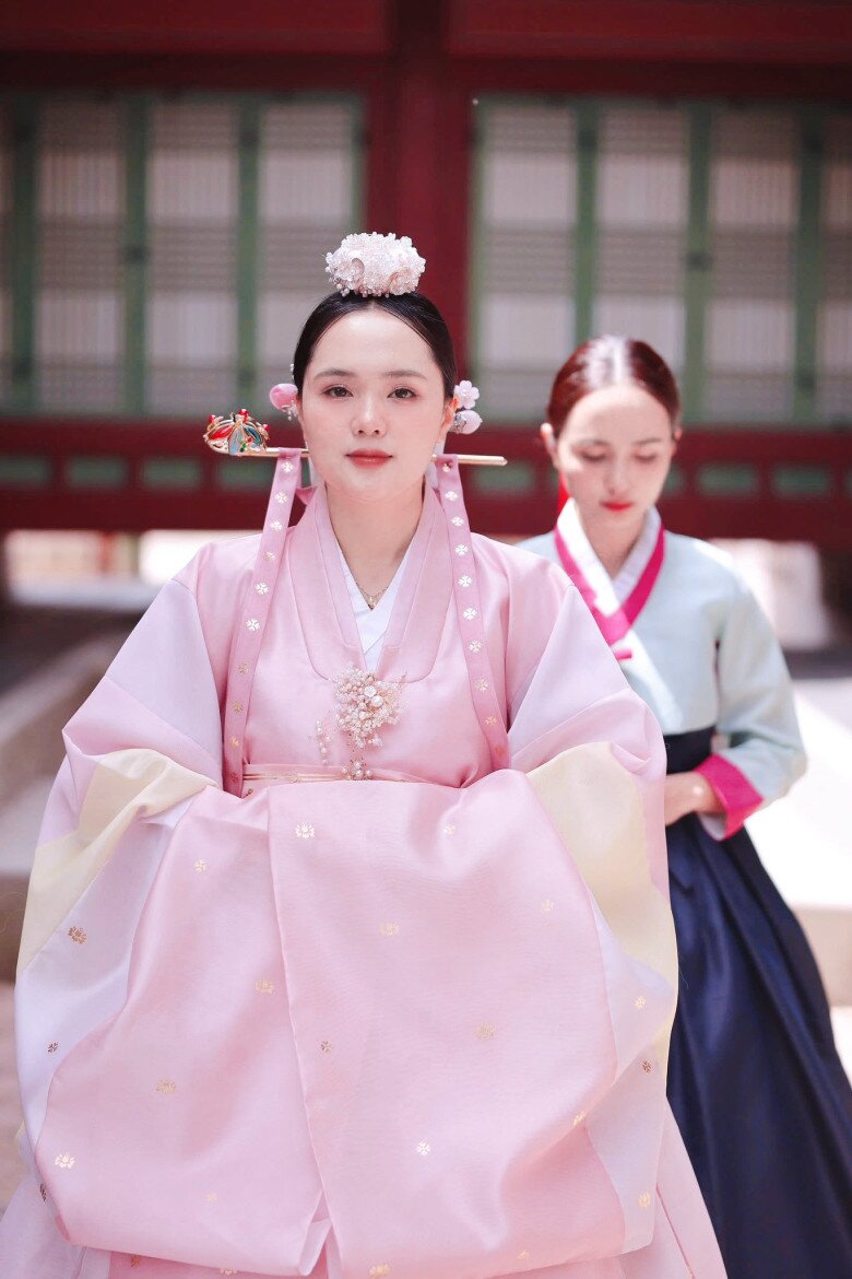 Mẹ 2 con đẹp rạng rỡ trong trang phục Hanbok sau sinh.