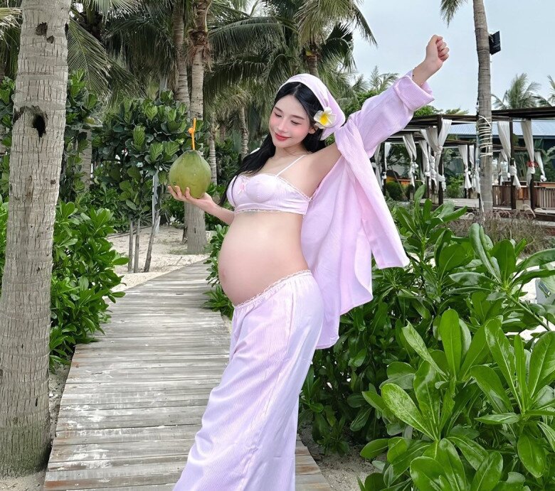 Hot girl Hà thành xinh đẹp trong bộ ảnh bầu trước thềm lâm bồn.