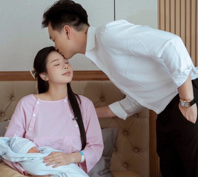 Bà xã Trọng Lân đi đẻ vẫn xinh đẹp rạng rỡ.