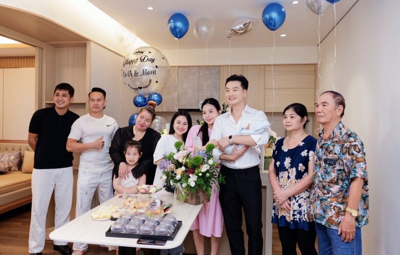Gia đình và bạn bè đến chúc mừng vợ Trọng Lân mẹ tròn con vuông.