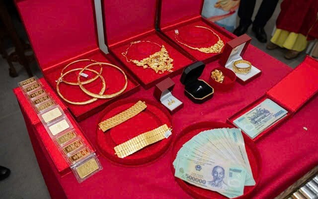 Cô dâu nhận sính lễ 18 cây vàng cùng nhiều tiền, quà giá trị.