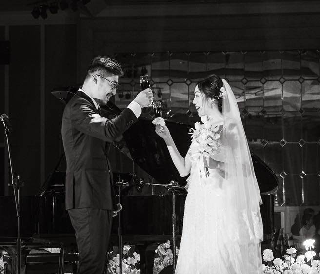 Vợ lớn hơn Vũ. 3 tuổi, là con gái cưng của một nhân vật quyền lực trong làng thời trang.