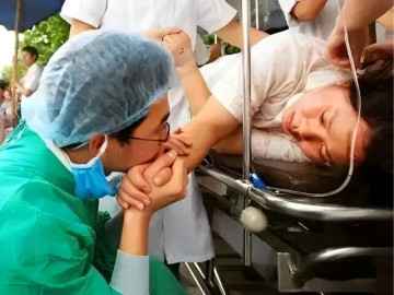 Sản phụ trẻ bị chồng tác động vật lý ngay trên bàn đẻ khiến cả phòng sinh im bặt, cái kết khiến dân tình hả dạ