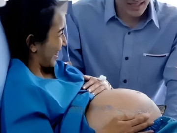 Chồng đưa vợ câm điếc vào phòng sinh, một mảnh giấy rơi ra từ sản phụ khi đứa bé chào đời khiến bác sĩ bật khóc