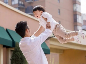 Kiên trì làm IVF suốt 4 năm mới nhận trái ngọt, người vợ định báo cho chồng thì tá hoả khi thấy một bé trai gọi anh là bố