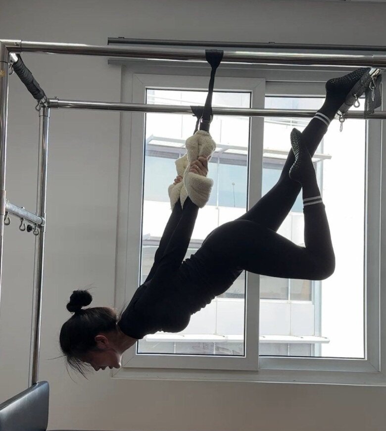 Vòng eo phẳng lỳ đáng ngưỡng mộ của mẹ hai con.