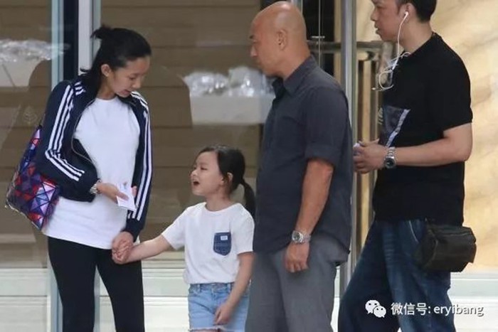 Cô bé được bảo vệ tuyệt đối bởi vệ sĩ đi cùng.