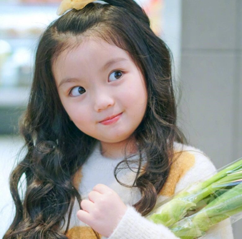 Bé gái kiếm bộn tiền vì quá xinh, bà ngoại dẫn đi tiêm thuốc ức chế tăng trưởng và cái kết khi trưởng thành - 1