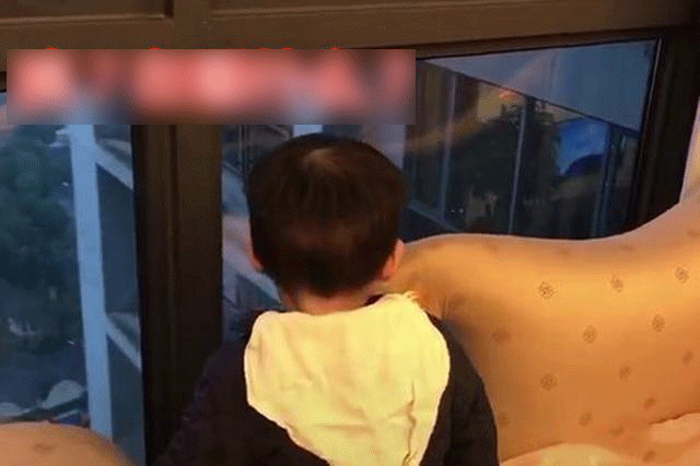 Con ngồi thẫn thờ bên cửa sổ rất lâu, mẹ lo lắng ra kiểm tra thì bật cười khi thấy cảnh tượng bên nhà hàng xóm - 2