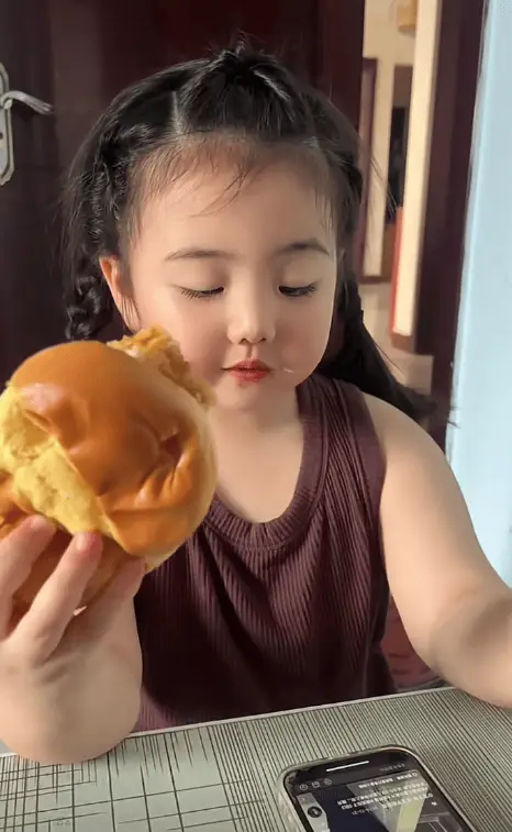 Cô giáo gửi ảnh ngày đầu con đến lớp, mẹ xem xong tá hỏa, vội đăng lên mạng - 3