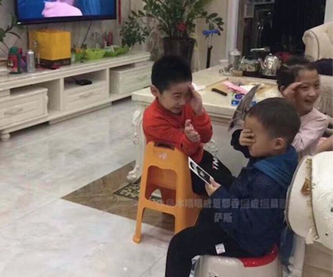 amp;#34;Làm gì nếu gặp phải cảnh nhạy cảm khi đang xem TV cùng con?amp;#34;, mẹ trả lời quá thông minh khiến ai cũng vội học hỏi - 1