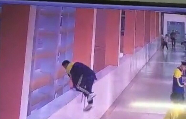 Con trai 14 tuổi nhảy lầu tự tử vì bị mẹ tát ở trường học và loạt bi kịch đau lòng sau đó - 4