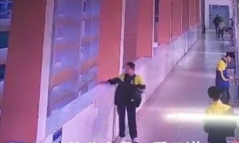 Con trai 14 tuổi nhảy lầu tự tử vì bị mẹ tát ở trường học và loạt bi kịch đau lòng sau đó - 3