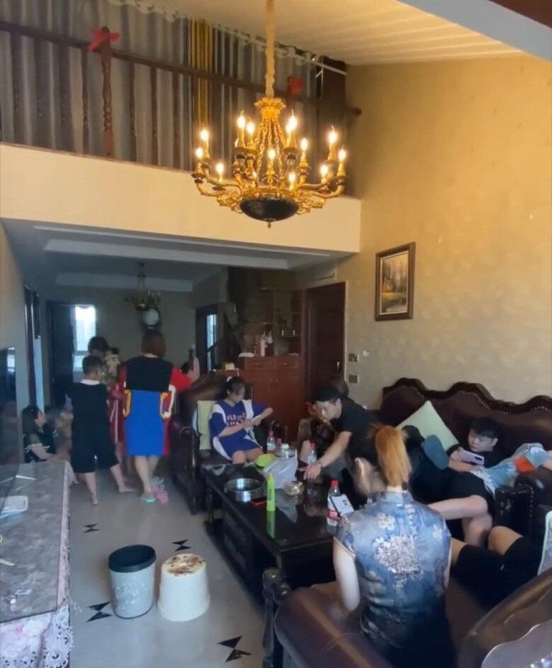 Cặp vợ chồng dậy từ 5h sáng nấu ăn chăm 18 đứa trẻ nghỉ hè, mỗi ngày tốn 50 quả trứng, 30 bắp ngô và 20 cái bánh bao - 10