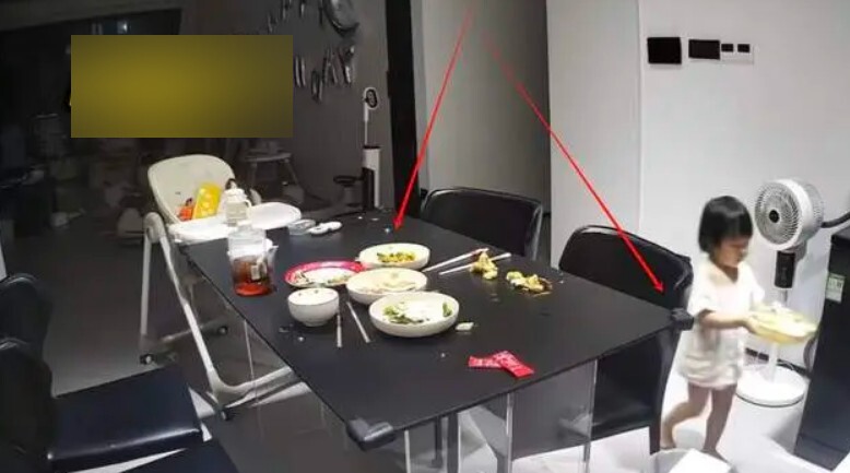 Camera giám sát ghi lại hành động giữa đêm của bé gái 2 tuổi khiến bố mẹ sửng sốt, không ngờ con lại như vậy - 1