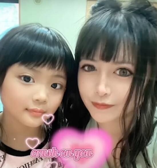 Bà Rucchi từng rất thích phẫu thuật thẩm mỹ nên điều này ảnh hưởng đến sở thích của con gái.