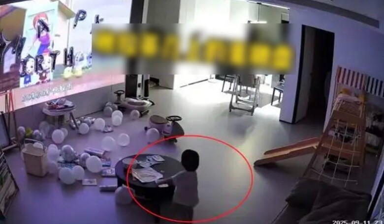 Camera giám sát ghi lại hành động giữa đêm của bé gái 2 tuổi khiến bố mẹ sửng sốt, không ngờ con lại như vậy - 4