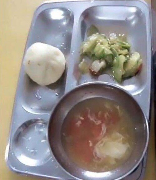Bữa cơm lèo tèo đồ ăn khiến cha mẹ không thể tin được.