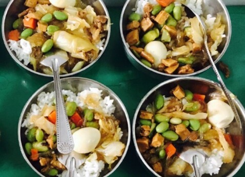 Cơm trưa có màu sắc bắt mắt nhưng không đủ dinh dưỡng.